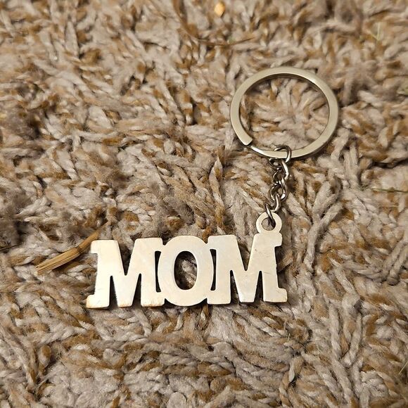 Silver-tone 'MOM' Keychain - Picture 2 of 2